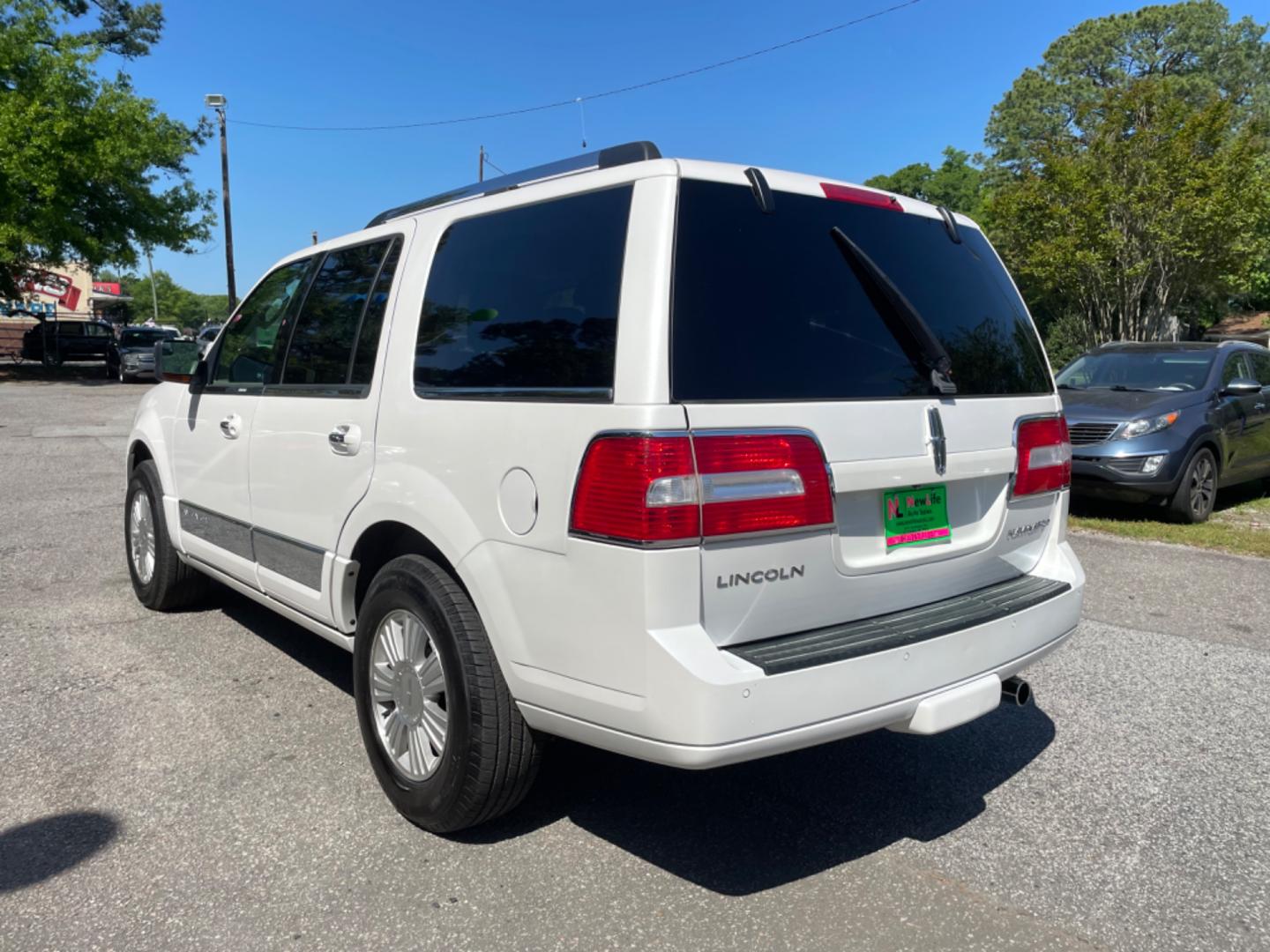 2013 WHITE LINCOLN NAVIGATOR BASE (5LMJJ2J50DE) with an 5.4L engine, Automatic transmission, located at 5103 Dorchester Rd., Charleston, SC, 29418-5607, (843) 767-1122, 36.245171, -115.228050 - Photo#4